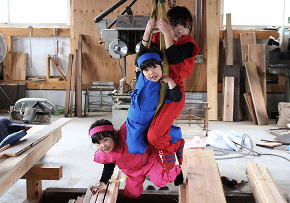 前崎大工の作業場には木材をつり上げるクレーンが備え付けてあります。子ども達のかっこうの遊び場です。